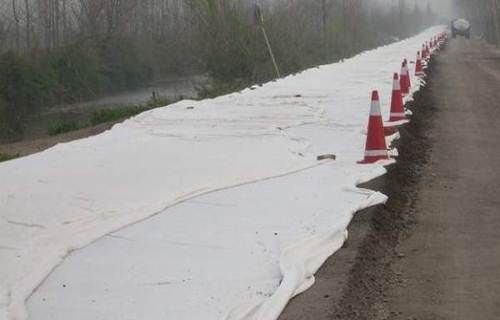 渠道軸線進行鋪設複合91香蕉视频下载地址膜的步驟